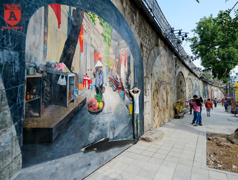 Xem giới trẻ Hà Nội tạo dáng sáng tạo tại phố bích họa Phùng Hưng